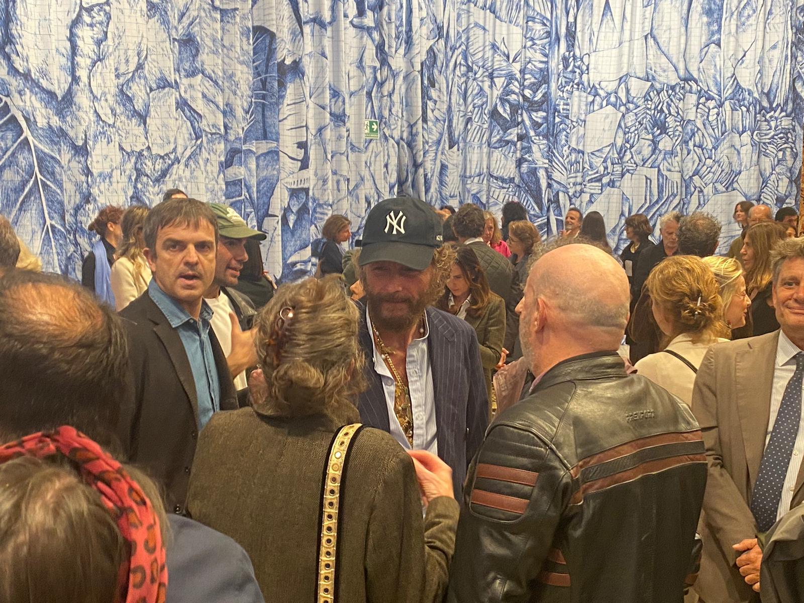 Jovanotti ‘surprise star’ at the exhibition ‘The Last Wonderful Minute’