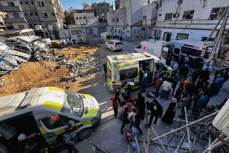 Medici evacuano feriti e malati  dall'ospedale Kamal Adwan di Beit Lahia, nel nord della Striscia di Gaza - (Afp)