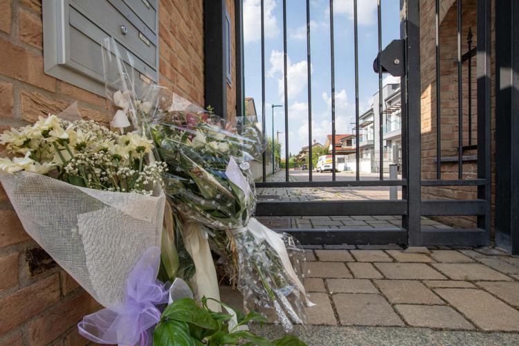 Strage di Paderno Dugnano, fiori davanti al cancello della via dove si trova la villetta teatro dell'uccisione da parte del figlio maggiore di mamma, papà e fratellino - Fotogramma