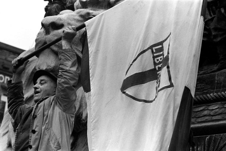 Bandiera della Democrazia Cristiana in piazza Duomo, Milano, nel 1978 - Fotogramma