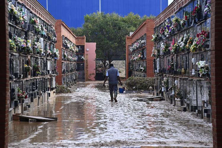 Alluvione, i danni in un cimitero di Valencia - Afp