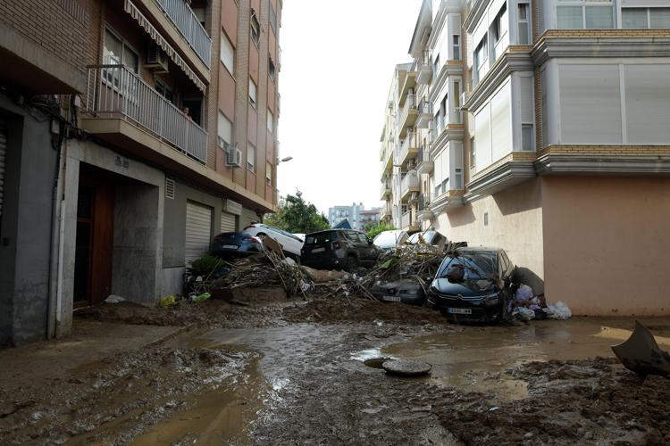 Alluvione Spagna, ancora morti a Valencia: migliaia di volontari per aiutare