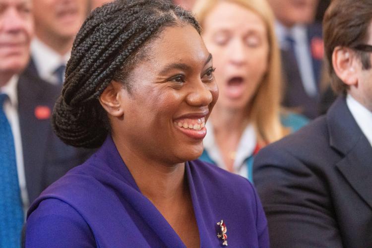 Kemi Badenoch, chi è la nuova leader dei Tory anti-woke e Brexiter-entusiasta