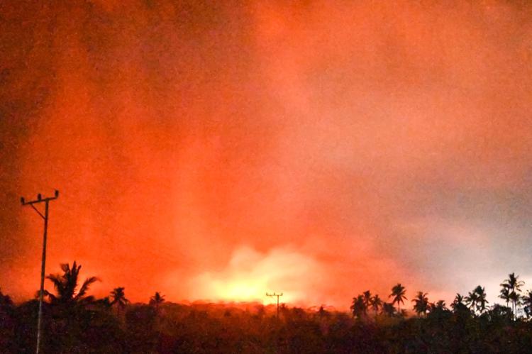 Eruzione del vulcano in Indonesia - (Fotogramma)