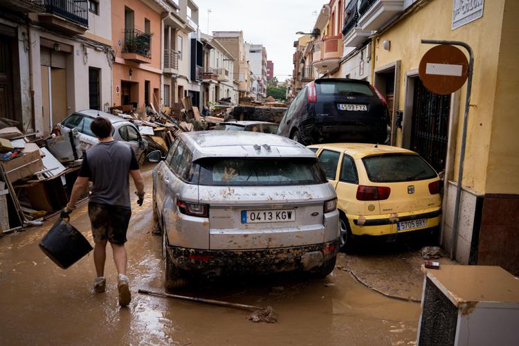 La situazione per le strade di Valencia dopo l'alluvione - (Fotogramma)