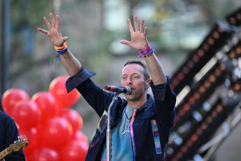 Chris Martin precipita in una botola durante il concerto a Melbourne - Video