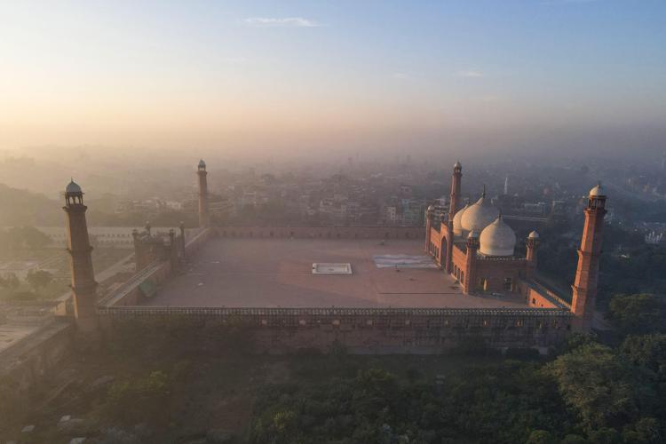 Livelli record di smog a Lahore (Afp)