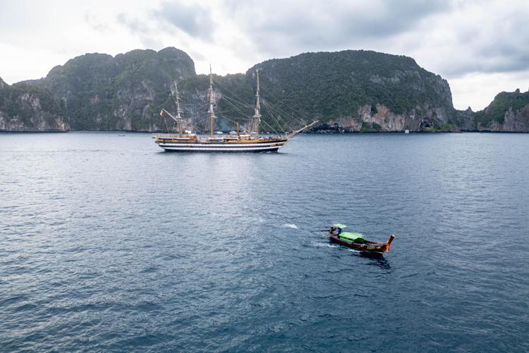 Marina, Nave Vespucci approda per la prima volta a Phuket