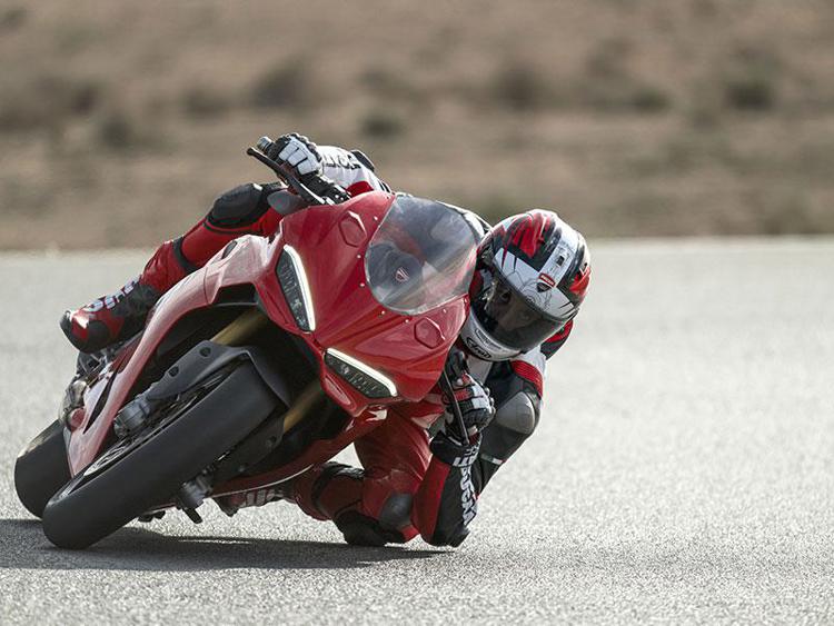 EICMA 2024, Ducati presenta la nuova Panigale V2 e Streetfighter V2