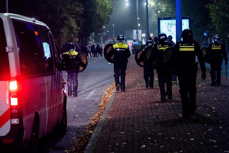 Polizia olandese durante i disordini alla manifestazione pro Pal ad Amsterdam, nella serata del match tra Ajax e Maccabi - Fotogramma /Ipa