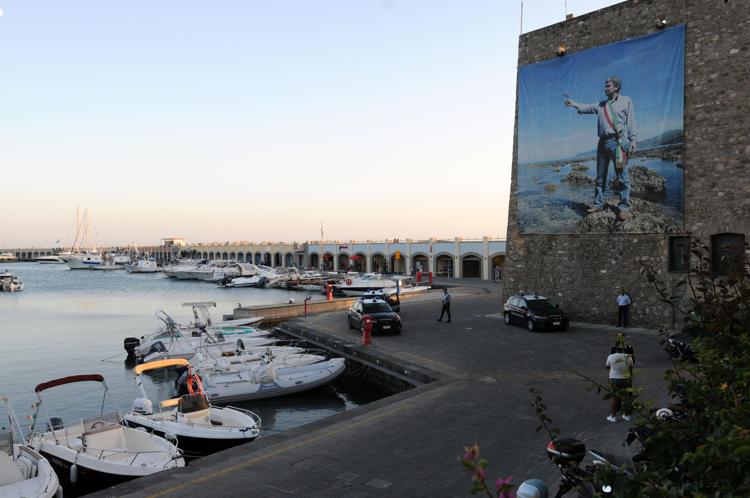 La foto di Angelo Vassallo sul porto di Pollica - Fotogramma