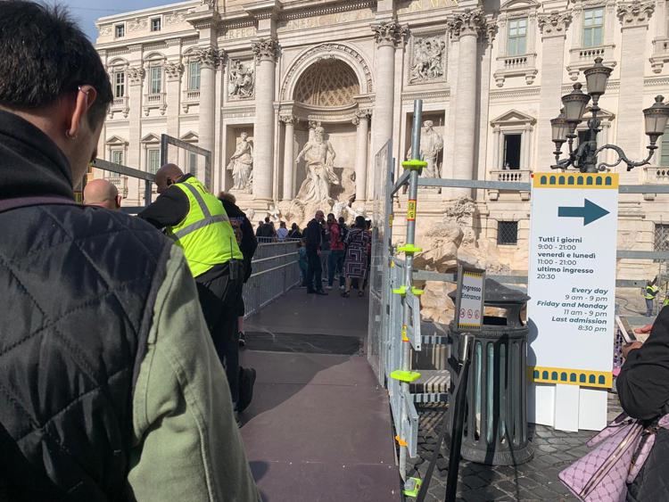 Passerella sulla Fontana di Trevi - Adnkronos