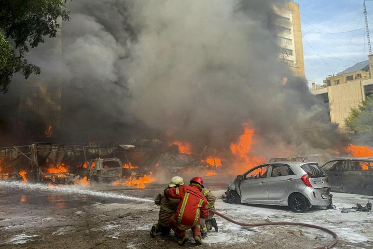 Vigili del fuoco a Beirut dopo il raid israeliano di oggi - Afp