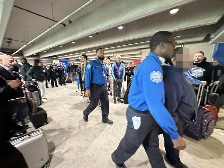 Controlli all'aeroporto LaGuardia (Fotogramma/Ipa)