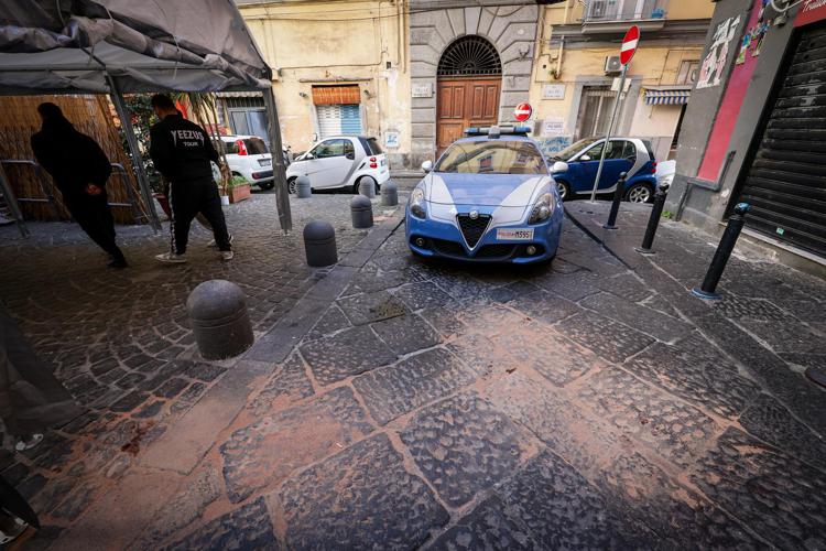 Napoli, polizia in piazza Sedil Capuano dove è morto il 18enne Arcangelo Correra - Fotogramma