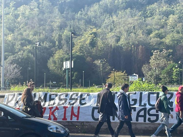 Lo striscione appeso dai tifosi della Roma sul Lungotevere