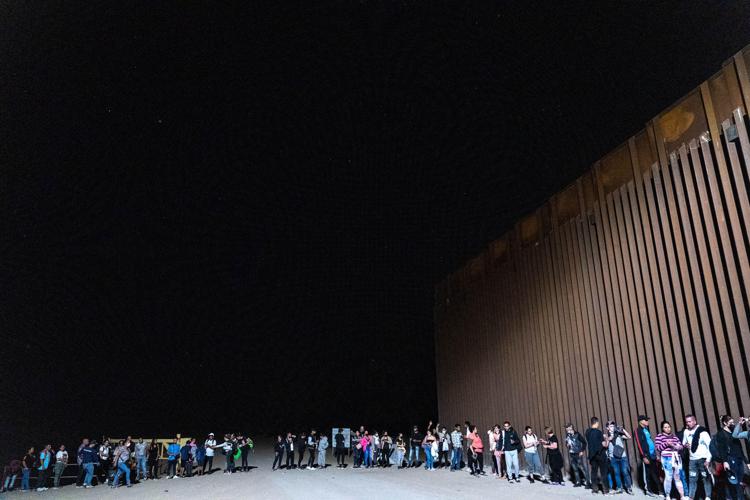 Migranti e richiedenti asilo vengono trattenuti dagli agenti della polizia di frontiera statunitense dopo aver attraversato il confine tra Stati Uniti e Messico nella contea di Yuma, in Arizona - (Fotogramma)