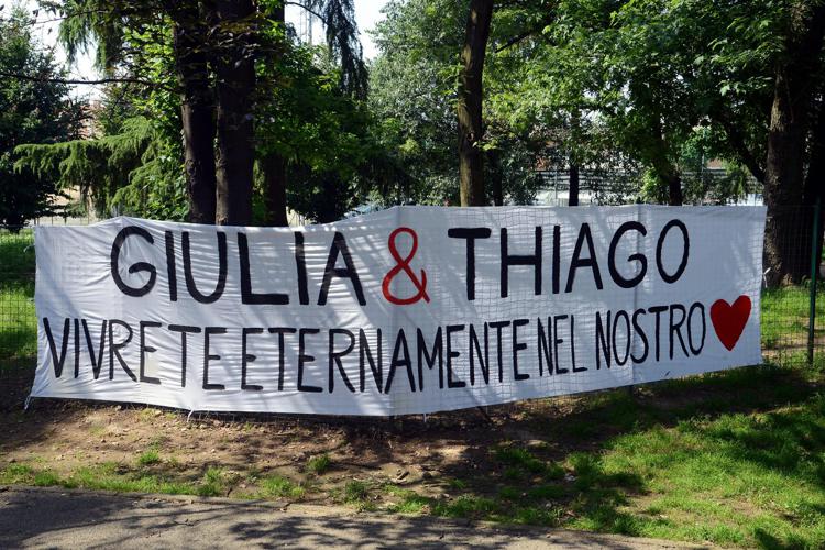 Uno striscione per Giulia Tramontano e il piccolo Thiago