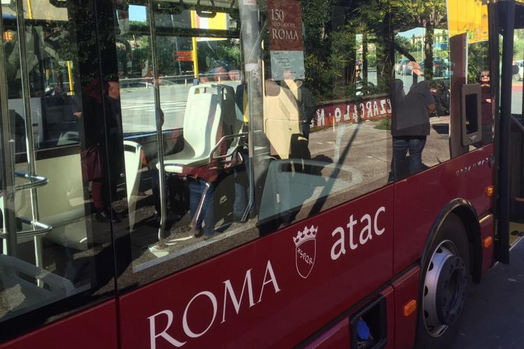 Roma, senza biglietto aggrediscono controllori su bus: arrestati