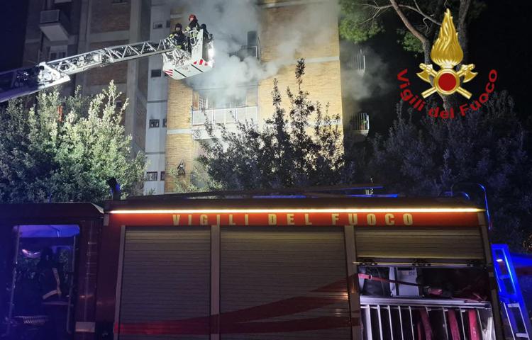 L'incendio in via Pippo Tambutti a Torre Spaccata, Roma