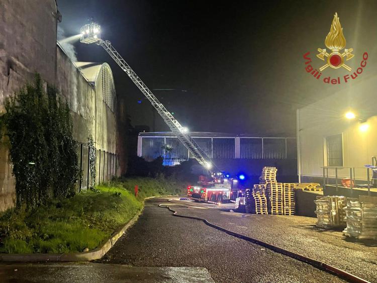 L'incendio nell'officina a Milano