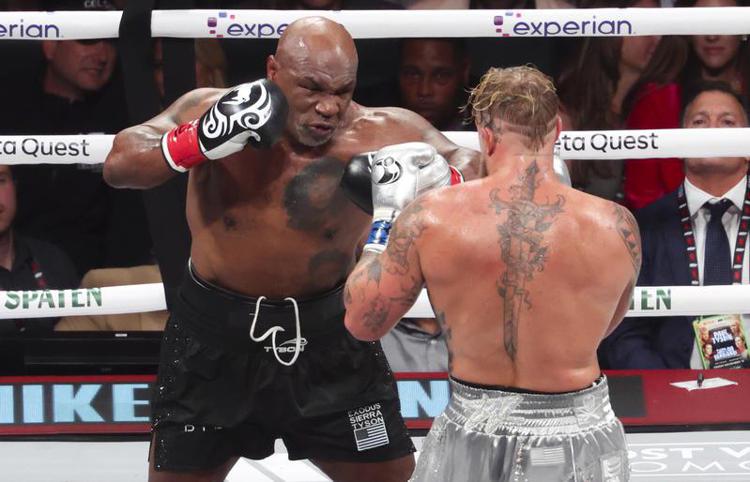 Mike Tyson sul ring con Jake Paul - Fotogramma