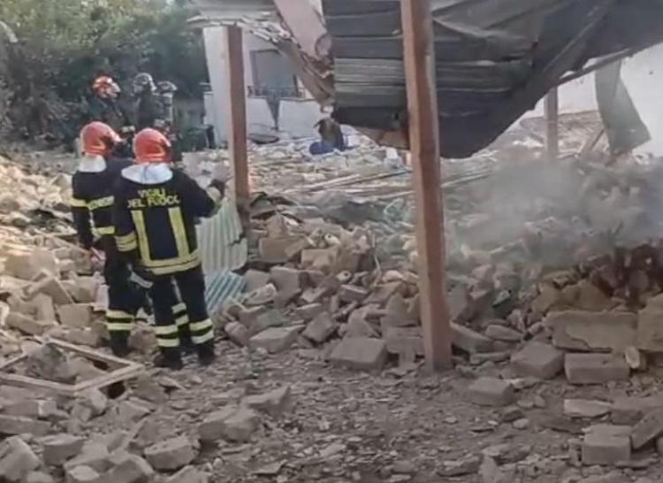 Esplosione a Ercolano, foto vigili del fuoco