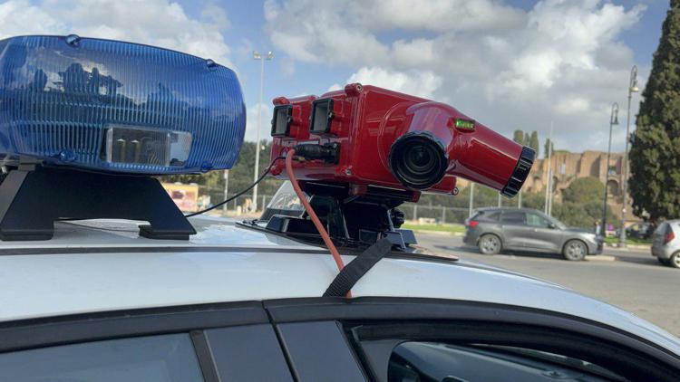 La telecamera con Ia installata sulle auto della polizia locale di Roma