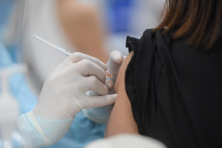 Vaccini, italiani divisi: efficaci per 7 su 10 ma rischiosi per 4 su 10