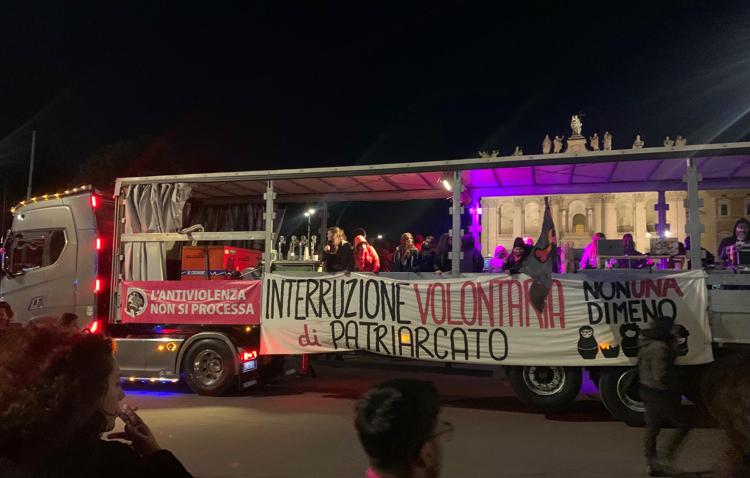 "Disarmiamo il patriarcato", l'onda fucsia in piazza contro la violenza sulle donne