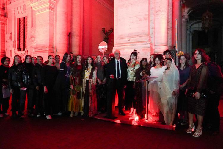 Facciata del Mim illuminata di rosso, Valditara: 