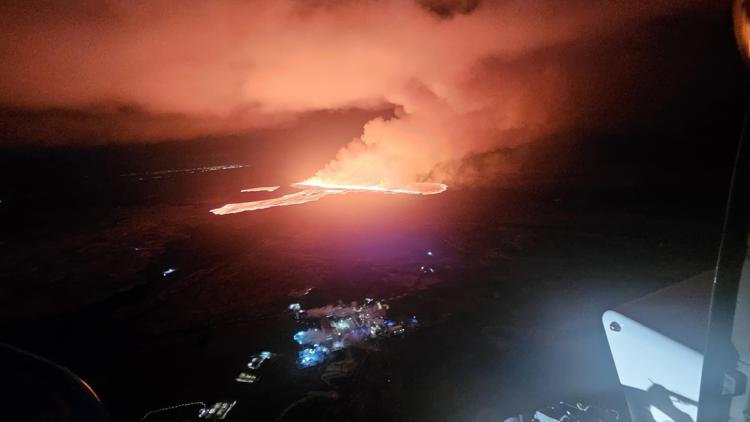 Aereo vola sul vulcano: "Allacciate le cinture" - Video