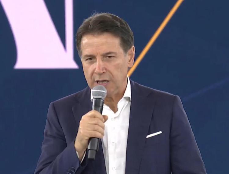 Giuseppe Conte sul palco di Nova