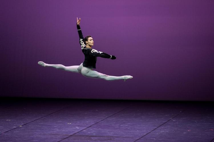 Il danzatore brasiliano Victor Caixeta, tra i protagonisti al Teatro degli Arcimboldi di Milano del gala Les Etoiles 