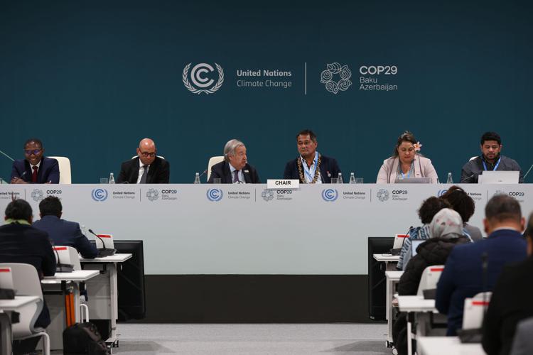 Cop 29, approvato l'accordo: 300 miliardi di dollari all'anno per i Paesi poveri