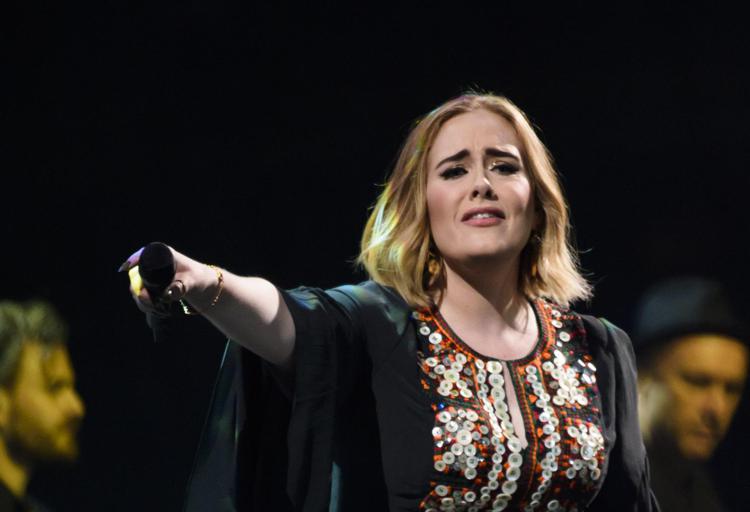 Adele si commuove a Las Vegas: "Mi mancherete terribilmente"