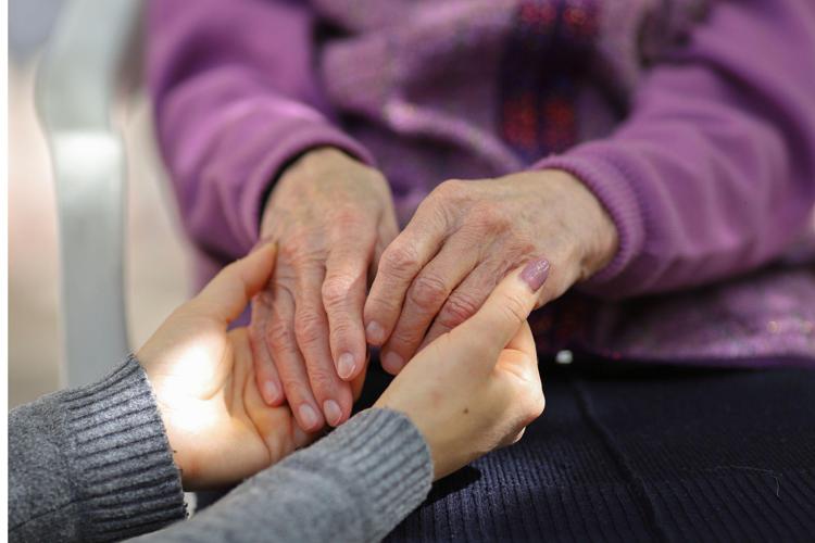 Caregiver, quasi il 70% dei lavoratori italiani ha un carico di cura