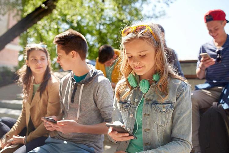 Giovani, petizione per divieto smartphone a under 13 e patentino per usarlo