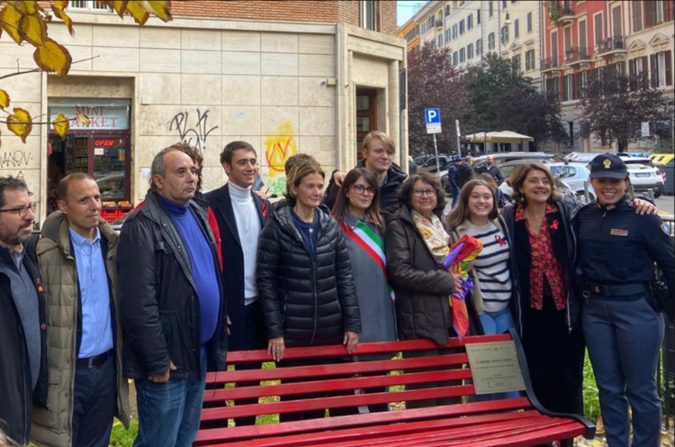 Municipio I Roma, installata panchina rossa davanti al Liceo Talete