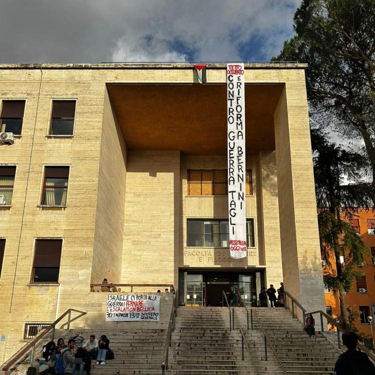 La Sapienza, il tetto della facoltà di Lettere occupato