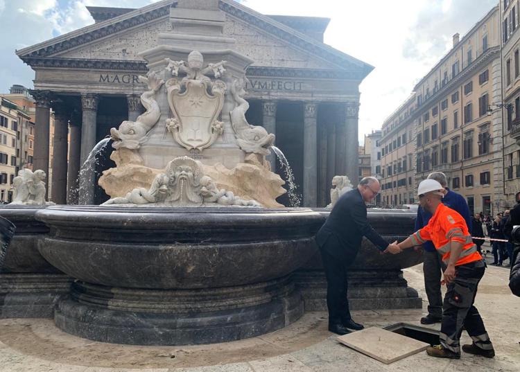 Gualtieri all'inaugurazione della fontana del Pantheon