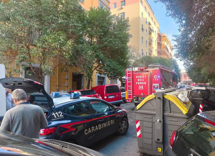 Carabinieri e vigili del fuoco in via Domodossola, nel quartiere San Giovanni a Roma