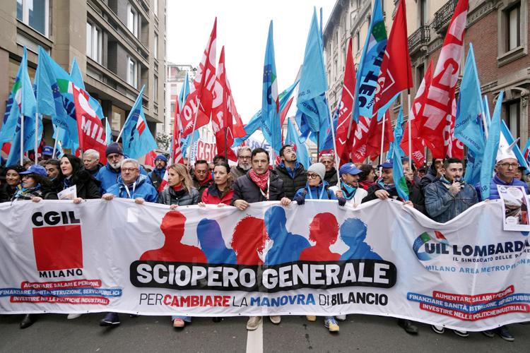 Lavoratori in corteo a Milano per lo sciopero generale - Fotogramma