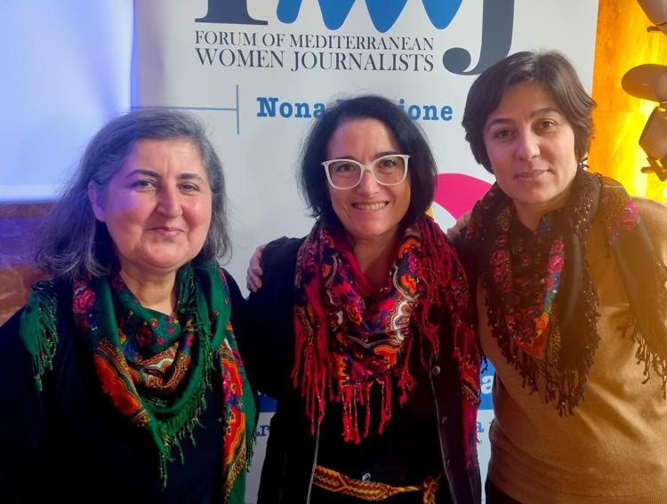 NELLA FOTO: da sinistra: NecibeQeredaxi (attivista Jineoloji Academy - Kurdistan irakeno); Marilù Mastrogiovanni (fondatrice del FMWJ); GulistanIke (giornalista di NewayaJin -Kurdistan turco)