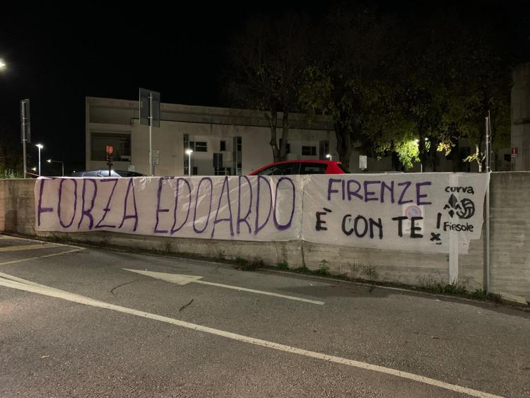 Lo striscione davanti all'ospedale