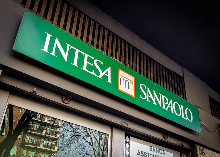 Intesa Sanpaolo, app down per molti clienti