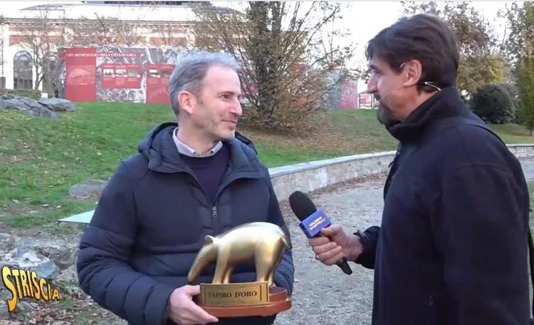 Davide Casaleggio con il tapiro consegnato da Valerio Staffelli