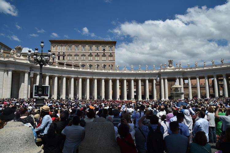 Folla a san Pietro - (Afp)