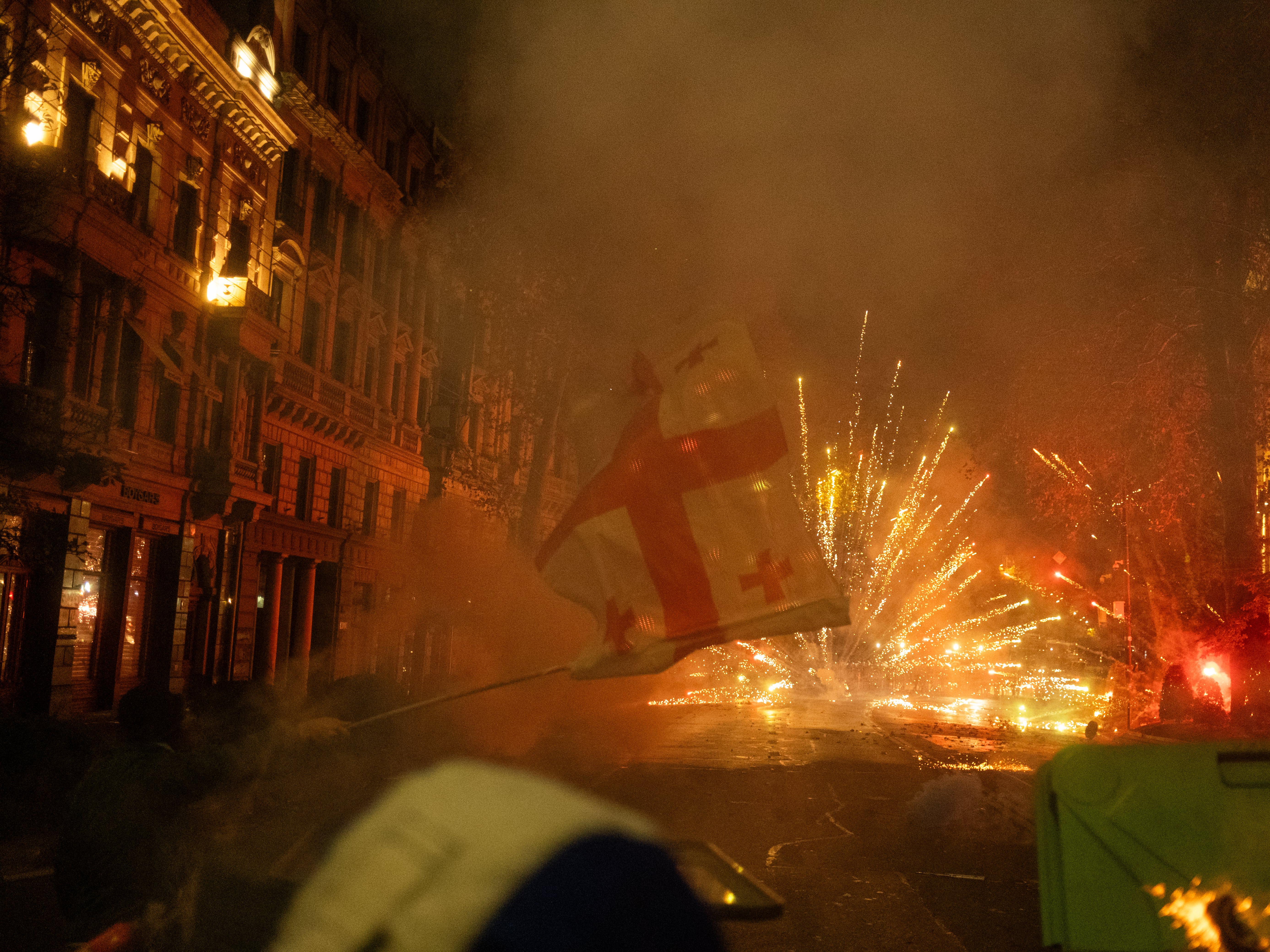 Bandiera georgiana e fuochi d'artificio per le strade di Tbilisi. Foto concesse a titolo gratuito