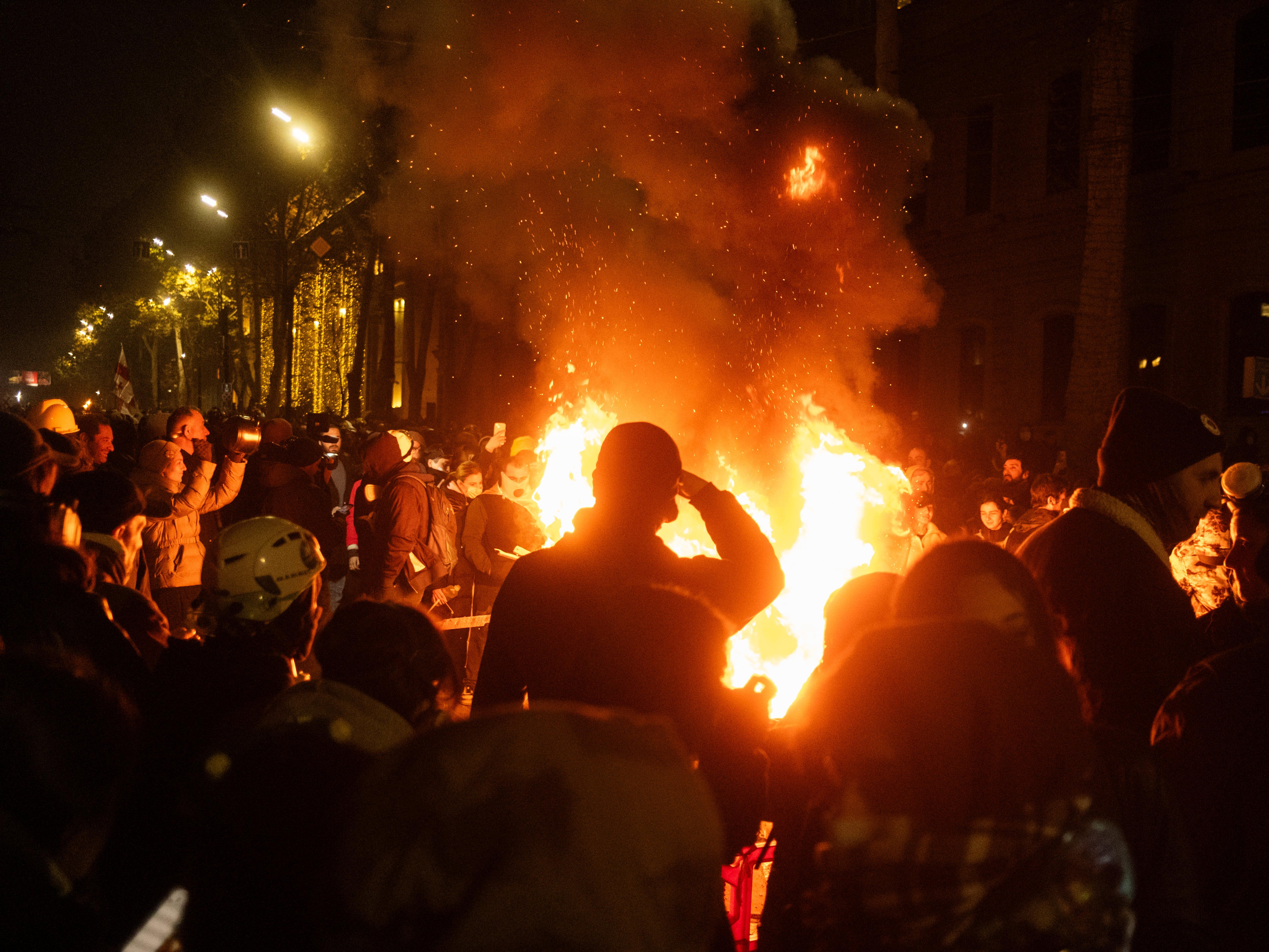 Manifestanti filoeuropei intorno a un rogo sulle strada di Tbilisi, Georgia